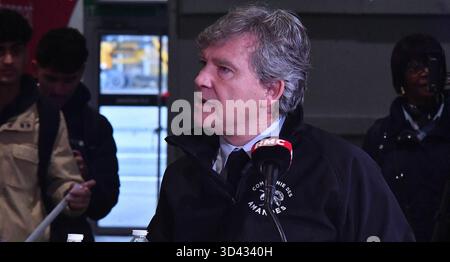 Paris, Frankreich. November 2025. Arnaud Montebourg, ehemaliger Minister und Imker bei der Fernsehshow „Les Grandes Gueules“ bei der 13. Ausgabe der Ausstellung Made in France, einer Veranstaltung, die der französischen Herstellung im Ausstellungszentrum Porte de Versailles gewidmet ist, am 6. November 2025 in Paris, Frankreich. Foto: Karim Ait Adjedjou/ABACAPRESS.COM Credit: Abaca Press/Alamy Live News Stockfoto