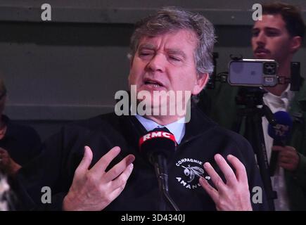 Paris, Frankreich. November 2025. Arnaud Montebourg, ehemaliger Minister und Imker bei der Fernsehshow „Les Grandes Gueules“ bei der 13. Ausgabe der Ausstellung Made in France, einer Veranstaltung, die der französischen Herstellung im Ausstellungszentrum Porte de Versailles gewidmet ist, am 6. November 2025 in Paris, Frankreich. Foto: Karim Ait Adjedjou/ABACAPRESS.COM Credit: Abaca Press/Alamy Live News Stockfoto