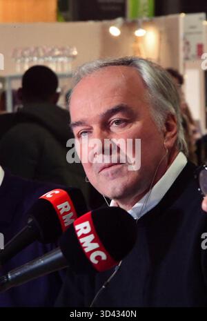 Paris, Frankreich. November 2025. Olivier Truchot, Fernsehmoderator während der Fernsehshow „Les Grandes Gueules“ bei der 13. Ausgabe der Ausstellung Made in France, einer Veranstaltung, die der französischen Fertigung im Ausstellungszentrum Porte de Versailles gewidmet ist, am 6. November 2025 in Paris, Frankreich. Foto: Karim Ait Adjedjou/ABACAPRESS.COM Credit: Abaca Press/Alamy Live News Stockfoto