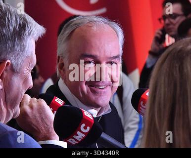 Paris, Frankreich. November 2025. Olivier Truchot, Fernsehmoderator während der Fernsehshow „Les Grandes Gueules“ bei der 13. Ausgabe der Ausstellung Made in France, einer Veranstaltung, die der französischen Fertigung im Ausstellungszentrum Porte de Versailles gewidmet ist, am 6. November 2025 in Paris, Frankreich. Foto: Karim Ait Adjedjou/ABACAPRESS.COM Credit: Abaca Press/Alamy Live News Stockfoto