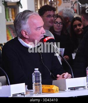 Paris, Frankreich. November 2025. Olivier Truchot, Fernsehmoderator während der Fernsehshow „Les Grandes Gueules“ bei der 13. Ausgabe der Ausstellung Made in France, einer Veranstaltung, die der französischen Fertigung im Ausstellungszentrum Porte de Versailles gewidmet ist, am 6. November 2025 in Paris, Frankreich. Foto: Karim Ait Adjedjou/ABACAPRESS.COM Credit: Abaca Press/Alamy Live News Stockfoto