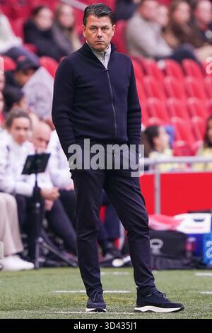 Amsterdam, Niederlande. November 2025. AMSTERDAM, NIEDERLANDE - 8. NOVEMBER: Roeland Ten Berge Headcoach der PSV sieht sich während eines Euro Jackpot Vrouwen Eredivisie Matches in der Johan Cruijff Arena am 8. November 2025 in Amsterdam an. (Foto von Andre Weening/Orange Pictures) Credit: Orange Pics BV/Alamy Live News Stockfoto