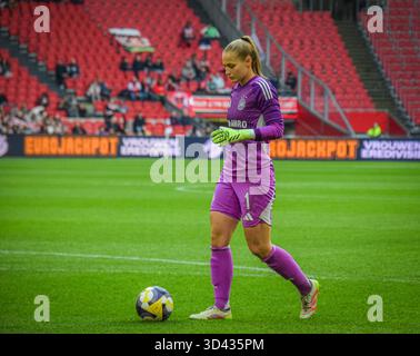 Amsterdam, Niederlande. November 2025. Torhüterin Regina Van Eijk (1 Ajax) während des Spiels zwischen Ajax und PSV-Frauen im Johan Cruijff stadion in Amsterdam, Niederlande. Quelle: SPP Sport Pressefoto. /Alamy Live News Stockfoto