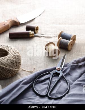 Fäden mit Nadeln und Scheren auf Leinwand nähen Stockfoto