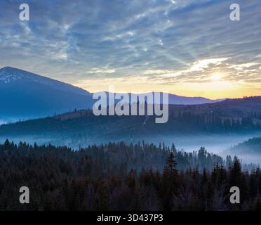 Am frühen Morgen Frühling Karpaten plateau Landschaft mit schneebedeckten Grat tops in weit, Ukraine. Stockfoto