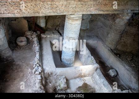 Antike Ruinen unter einer Kirche im historischen Zentrum von Tiflis, Georgien Stockfoto