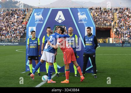 Como, Italien. November 2025. ComoÕs zwei Kapitäne während des Fußballspiels der Serie A zwischen Como und Cagliari im Giuseppe Sinigaglia-Stadion in Como, Norditalien - 8. November 2025 Sport - Soccer. (Foto: Antonio Saia/LaPresse) Credit: LaPresse/Alamy Live News Stockfoto