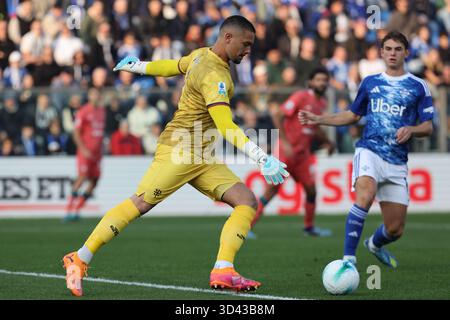 Como, Italien. November 2025. ComoÕsCagliari Torhüterin Elia Caprile während des Fußballspiels der Serie A zwischen Como und Cagliari im Giuseppe Sinigaglia-Stadion in Como, Norditalien - 8. November 2025 Sport - Soccer. (Foto: Antonio Saia/LaPresse) Credit: LaPresse/Alamy Live News Stockfoto