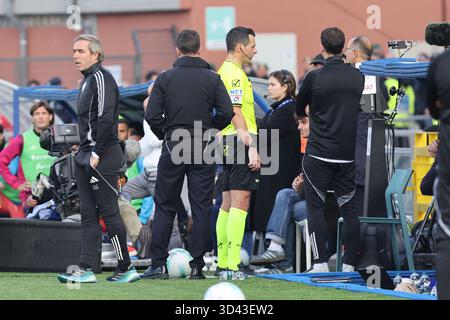 Como, Italien. November 2025. ComoÕs VAR Review während des Fußballspiels der Serie A zwischen Como und Cagliari im Giuseppe Sinigaglia Stadion in Como, Norditalien - 8. November 2025 Sport - Soccer. (Foto: Antonio Saia/LaPresse) Credit: LaPresse/Alamy Live News Stockfoto