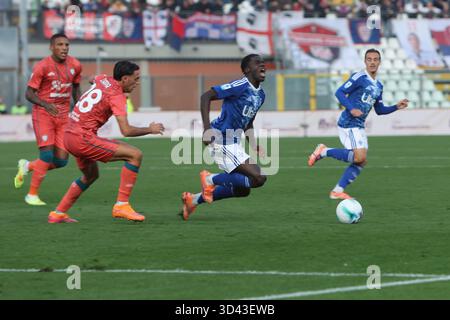 Como, Italien. November 2025. ComoÕsComoÕs Assane Diao während des Fußballspiels der Serie A zwischen Como und Cagliari im Giuseppe Sinigaglia-Stadion in Como, Norditalien - 8. November 2025 Sport - Fußball. (Foto: Antonio Saia/LaPresse) Credit: LaPresse/Alamy Live News Stockfoto