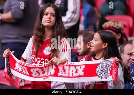 Amsterdam, Niederlande. November 2025. AMSTERDAM, NIEDERLANDE - 8. NOVEMBER: Fans von Ajax unterstützen ihr Team beim Euro Jackpot Vrouwen Eredivisie Spiel in der Johan Cruijff Arena am 8. November 2025 in Amsterdam. (Foto von Andre Weening/Orange Pictures) Credit: Orange Pics BV/Alamy Live News Stockfoto