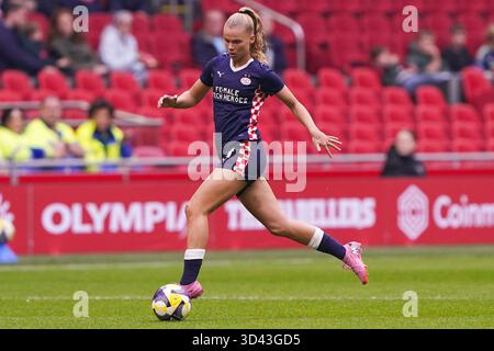 Amsterdam, Niederlande. November 2025. AMSTERDAM, NIEDERLANDE - 8. NOVEMBER: Lore Jacobs von PSV läuft mit dem Ball während eines Euro Jackpot Vrouwen Eredivisie Matches in der Johan Cruijff Arena am 8. November 2025 in Amsterdam, Niederlande. (Foto von Andre Weening/Orange Pictures) Credit: Orange Pics BV/Alamy Live News Stockfoto