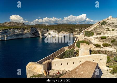 Mauern der Festung an der Küste von Bonifacio, Korsika, Frankreich | Festungsmauern an der Küste von Bonifacio, Korsika, Frankreich Stockfoto