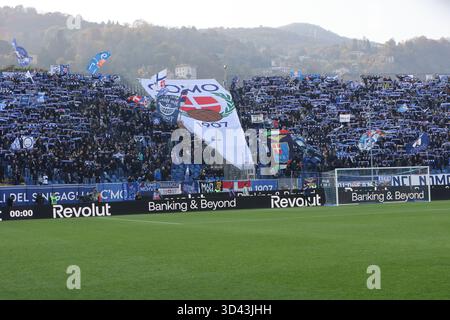 Como, Italien. November 2025. ComoÕs Fans beim Fußball-Spiel der Serie A zwischen Como und Cagliari im Giuseppe Sinigaglia Stadion in Como, Norditalien - 8. November 2025 Sport - Soccer. (Foto: Antonio Saia/LaPresse) Credit: LaPresse/Alamy Live News Stockfoto
