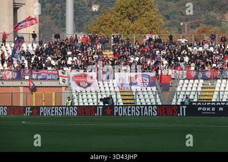 Como, Italien. November 2025. ComoÕs Cagliari-Fans während des Fußballspiels der Serie A zwischen Como und Cagliari im Giuseppe Sinigaglia-Stadion in Como, Norditalien - 8. November 2025 Sport - Soccer. (Foto: Antonio Saia/LaPresse) Credit: LaPresse/Alamy Live News Stockfoto