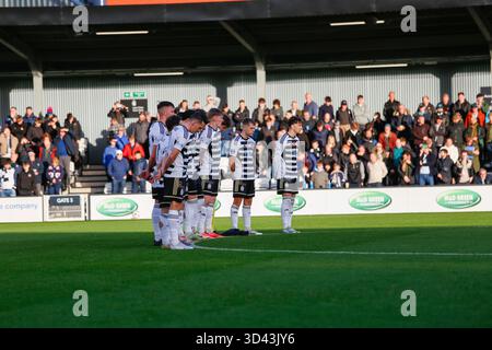 Glasgow, Schottland, Großbritannien. November 2025. Schweigeminute vor dem SPFL-Meisterschaftsspiel zwischen Queen’s Parks und Raith Rovers. Quelle: Jacob Hughes/Alamy Live News Stockfoto