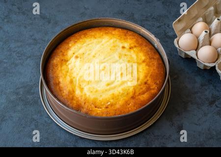 Hausgemachter Käsekuchen in einer Backform Stockfoto