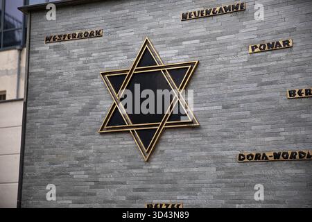 Berlin, Berlin, Deutschland. November 2025. An einem grauen Herbstsamstag, dem 8. November 2025, steht feierlich die Gedenkmauer im Jüdischen Gemeindezentrum in der Fasanenstraße, die die Namen der Konzentrations- und Vernichtungslager der Nazis trägt. Das Gelände markiert den Standort der ehemaligen Fasanenstraße-Synagoge, die während des Pogroms der Kristallnacht vom 9. November 1938 zerstört wurde. Während Deutschland sich morgen auf den 87. Jahrestag der Nacht des Glases vorbereitet, erinnert die Mauer stille an Verlust, Widerstandsfähigkeit und die Wiedergeburt der jüdischen Gemeinde in Berlin nach dem Holocaust. (Cre Stockfoto