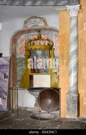 Taufe Christi, Taufschrift Schriftart & Barock lateinische Inschrift 'HIC lota es in salutem' (hier sind Sie gewaschen & gesund) St. Victor Kirche Castellane F. Stockfoto