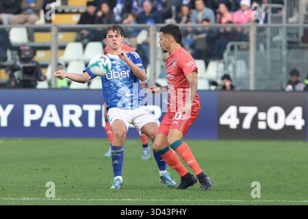 Como, Italien. November 2025. ComoÕs ComoÕs Nico Pazduring beim Fußball-Spiel der Serie A zwischen Como und Cagliari im Giuseppe Sinigaglia-Stadion in Como, Norditalien - 8. November 2025 Sport - Fußball. (Foto: Antonio Saia/LaPresse) Credit: LaPresse/Alamy Live News Stockfoto