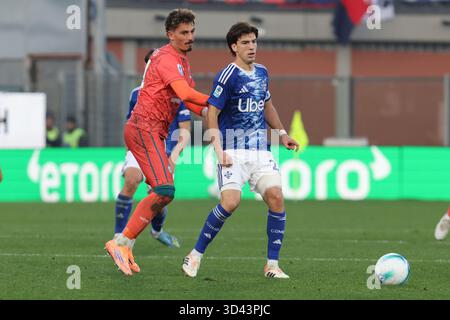 Como, Italien. November 2025. ComoÕs ComoÕs Maximo Perrone während des Fußballspiels der Serie A zwischen Como und Cagliari im Giuseppe Sinigaglia-Stadion in Como, Norditalien - 8. November 2025 Sport - Fußball. (Foto: Antonio Saia/LaPresse) Credit: LaPresse/Alamy Live News Stockfoto