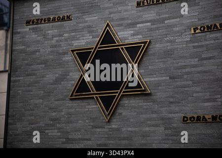 An einem grauen Herbstsamstag, dem 8. November 2025, steht feierlich die Gedenkmauer im Jüdischen Gemeindezentrum in der Fasanenstraße, die die Namen der Konzentrations- und Vernichtungslager der Nazis trägt. Das Gelände markiert den Standort der ehemaligen Fasanenstraße-Synagoge, die während des Pogroms der Kristallnacht vom 9. November 1938 zerstört wurde. Während Deutschland sich morgen auf den 87. Jahrestag der Nacht des Glases vorbereitet, erinnert die Mauer stille an Verlust, Widerstandsfähigkeit und die Wiedergeburt der jüdischen Gemeinde in Berlin nach dem Holocaust. (Foto: Michael Kuenne/PRESSCOV/SIPA USA) Stockfoto