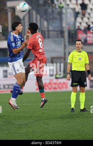 Como, Italien. November 2025. ComoÕs Cagliaris Michel Adopo während des Fußballspiels der Serie A zwischen Como und Cagliari im Giuseppe Sinigaglia-Stadion in Como, Norditalien - 8. November 2025 Sport - Fußball. (Foto: Antonio Saia/LaPresse) Credit: LaPresse/Alamy Live News Stockfoto