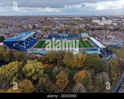 Stockport, Großbritannien. November 2025. Aus der Vogelperspektive des Edgeley Park Stadium, Heimstadion des Stockport County, vor dem Spiel der Sky Bet League 1 zwischen Stockport County und Luton Town im Edgeley Park Stadium, Stockport, England am 8. November 2025. Foto: David Horn. Quelle: Prime Media Images/Alamy Live News Stockfoto