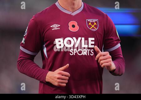 Nahaufnahme von Poppy auf dem West Ham Heimtrikot während des Premier League Spiels West Ham United gegen Burnley im London Stadium, London, Großbritannien, 8. November 2025 (Foto: Harvey Murphy/News Images) *** GER AUT SUI OUT *** Stockfoto