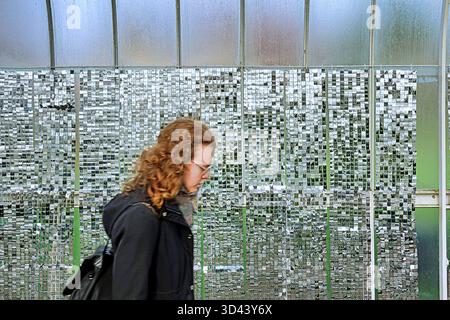 Glasgow, Schottland, Großbritannien. November 2025. Wetter in Großbritannien: Nasser Tag und dunkel über dem Stadtzentrum, da die Einheimischen und die letzten Touristen durch die Stadt laufen. Credit Gerard Ferry/Alamy Live News Stockfoto