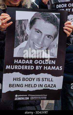 Borehamwood Shopping Park, Großbritannien. November 2025. Hadar Goldin, Leutnant der Givati-Brigade der IDF, war erst 23 Jahre alt, als er am 1. August 2014 in Gaza von Hamas-Terroristen getötet und entführt wurde, nur zwei Stunden nachdem sie einem Waffenstillstand zugestimmt hatten. Die Hamas haben heute bekannt gegeben, dass sie Lt. Goldins Überreste in Rafah gefunden haben. Quelle: Amanda Rose/Alamy Live News Stockfoto