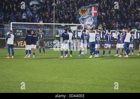 Como, Italien. November 2025. ComoÕs unter den Anhängern während des Fußballspiels der Serie A zwischen Como und Cagliari im Giuseppe Sinigaglia-Stadion in Como, Norditalien - 8. November 2025 Sport - Soccer. (Foto: Antonio Saia/LaPresse) Credit: LaPresse/Alamy Live News Stockfoto