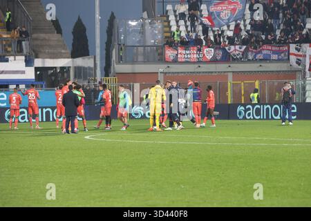 Como, Italien. November 2025. ComoÕs unter den Anhängern während des Fußballspiels der Serie A zwischen Como und Cagliari im Giuseppe Sinigaglia-Stadion in Como, Norditalien - 8. November 2025 Sport - Soccer. (Foto: Antonio Saia/LaPresse) Credit: LaPresse/Alamy Live News Stockfoto