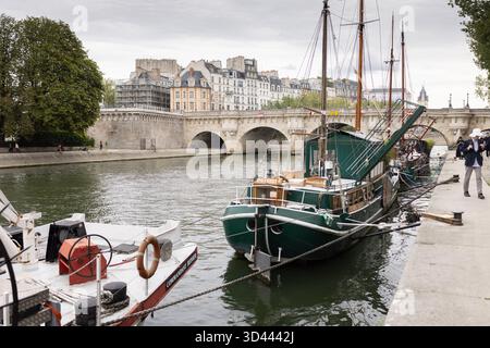 Boote entlang der seine und Pont Neuf in Paris, Frankreich. Stockfoto
