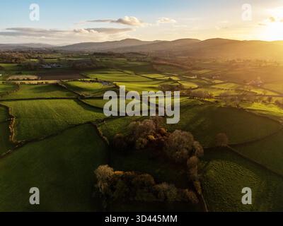 Wetter in Großbritannien: Klarer Himmel und sinkende Temperaturen heute Abend, als die Sonne über der Clwydian Range und dem ländlichen Flintshire in der Nähe des Dorfes RHES-y-CAE, Nordwales, 8. November 2025 , Flintshire, Wales ©DGDImages/Alamy Live News Stockfoto