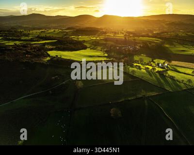 Wetter in Großbritannien: Klarer Himmel und sinkende Temperaturen heute Abend, als die Sonne über der Clwydian Range und dem ländlichen Flintshire in der Nähe des Dorfes RHES-y-CAE, Nordwales, 8. November 2025 , Flintshire, Wales ©DGDImages/Alamy Live News Stockfoto
