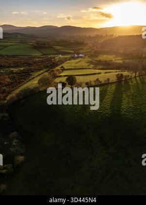 Wetter in Großbritannien: Klarer Himmel und sinkende Temperaturen heute Abend, als die Sonne über der Clwydian Range und dem ländlichen Flintshire in der Nähe des Dorfes RHES-y-CAE, Nordwales, 8. November 2025 , Flintshire, Wales ©DGDImages/Alamy Live News Stockfoto