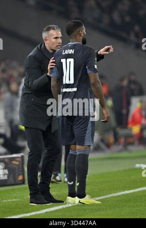 Coach Robin Van Persie Feyenoord Rotterdam am Rande Geste im Gespräch mit Cyle Larin Feyenoord Rotterdam (10) Europa Leag Stockfoto