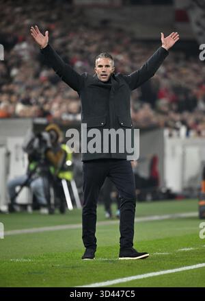 Coach Robin Van Persie Feyenoord Rotterdam an der Seitenlinie Gesture Europa League, MHPArena, MHP Arena Stuttgart, Baden-Württemberg, Deutschland Stockfoto