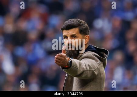 Miron Muslic von Schalke 04 schaut während der 2. Bundesliga-Spiel zwischen dem FC Schalke 04 und dem SV 07 Elversberg in der Veltins-Arena am 8. November 2025 in Gelsenkirchen. (Foto: Marcel ter Bals/MTB-Photo/Alamy Live News) Stockfoto