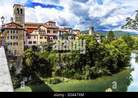 Ponte del Diavolo aus dem 15. Jahrhundert führt über den Fluss Natisone in die Altstadt, die Teufelsbrücke, Cividale del Friuli, eine Stadt mit historischem Tre Stockfoto
