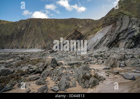 North Devon zerklüfteter Felsen- und Sandstrand am Hartland Quay Stockfoto