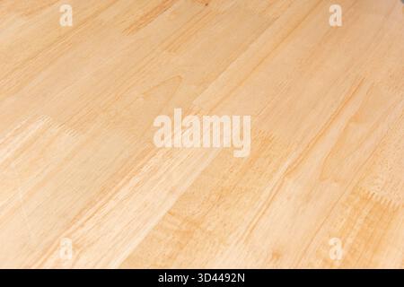 Frische Regentropfen verbleiben auf der Oberfläche behandelter Holzplanken und erzeugen einen Spiegeleffekt, der den Himmel reflektiert. Stockfoto
