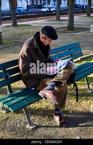 Mann skizziert in einem Pariser Park an einem sonnigen Tag in der Nähe der Straße, Parc des Invalides, Paris, Frankreich Stockfoto