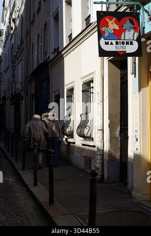 Erkunden Sie die malerischen Straßen von Montmartre in Paris an einem sonnigen Tag, Paris, Frankreich Stockfoto