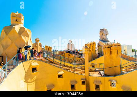 Barcelone, Spanien - 12. Juli 2025: Das Dach mit einzigartigem künstlerischem Kamin von Casa Mila in Barcelone Spanien Stockfoto