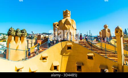 Barcelone, Spanien - 12. Juli 2025: Das Dach mit einzigartigem künstlerischem Kamin von Casa Mila in Barcelone Spanien Stockfoto