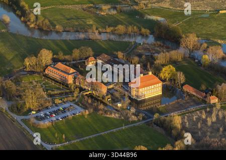 Die Burg Oberwerries ist eine zweiflügelige Wasserburg in der Lippaue des Landkreises Hamm-Heessen. Gefüllte Transplantate nach dem Bau, Stockfoto