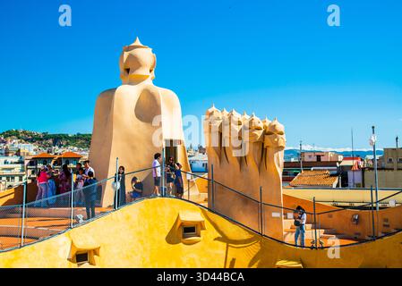 Barcelone, Spanien - 12. Juli 2025: Das Dach mit einzigartigem künstlerischem Kamin von Casa Mila in Barcelone Spanien Stockfoto