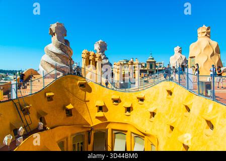 Barcelone, Spanien - 12. Juli 2025: Das Dach mit einzigartigem künstlerischem Kamin von Casa Mila in Barcelone Spanien Stockfoto